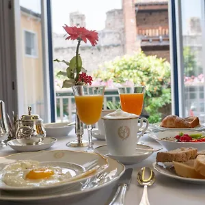 https://hotel-villa-cansignorio.hotelinveneto.com